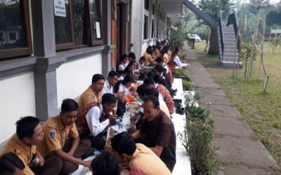 Buka Bekal Makan Bersama di Teras Kelas, Jumat Megibung di SMKN 4 Bangli