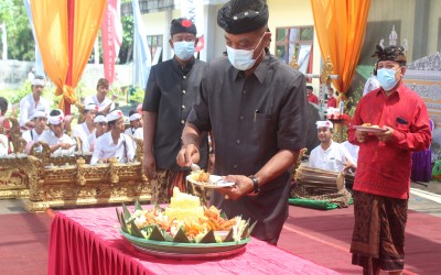 PERINGATI HUT KE-18 SMK NEGERI 4 BANGLI SERAHKAN BANTUAN SEPEDA MOTOR  KEPADA SALAH SATU PESERTA DIDIKNYA